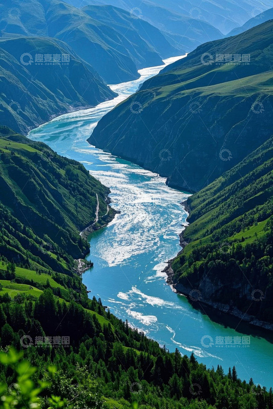 山谷间蜿蜒河流自然风光