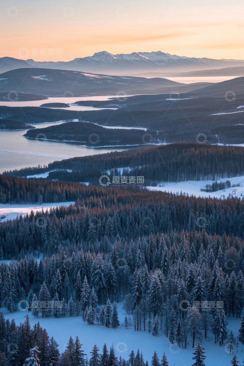 高清大图下载【趣麦麦图】雪覆森林与远山的自然风光