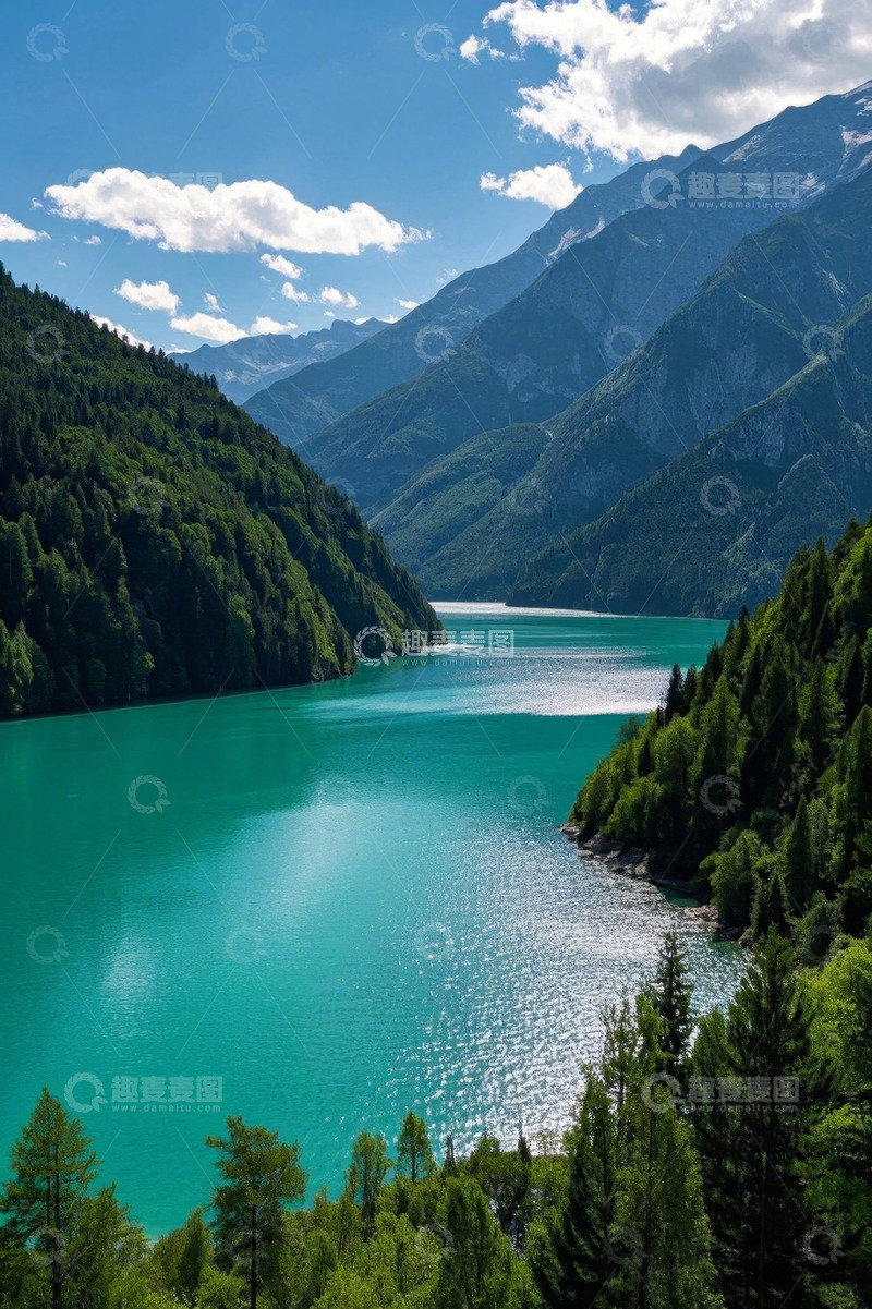 高清大图下载【趣麦麦图】青山环绕的碧绿湖泊风光