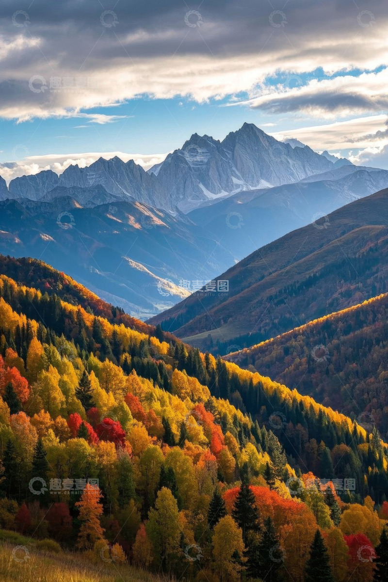 高清大图下载【趣麦麦图】秋日山林与远处山脉景观