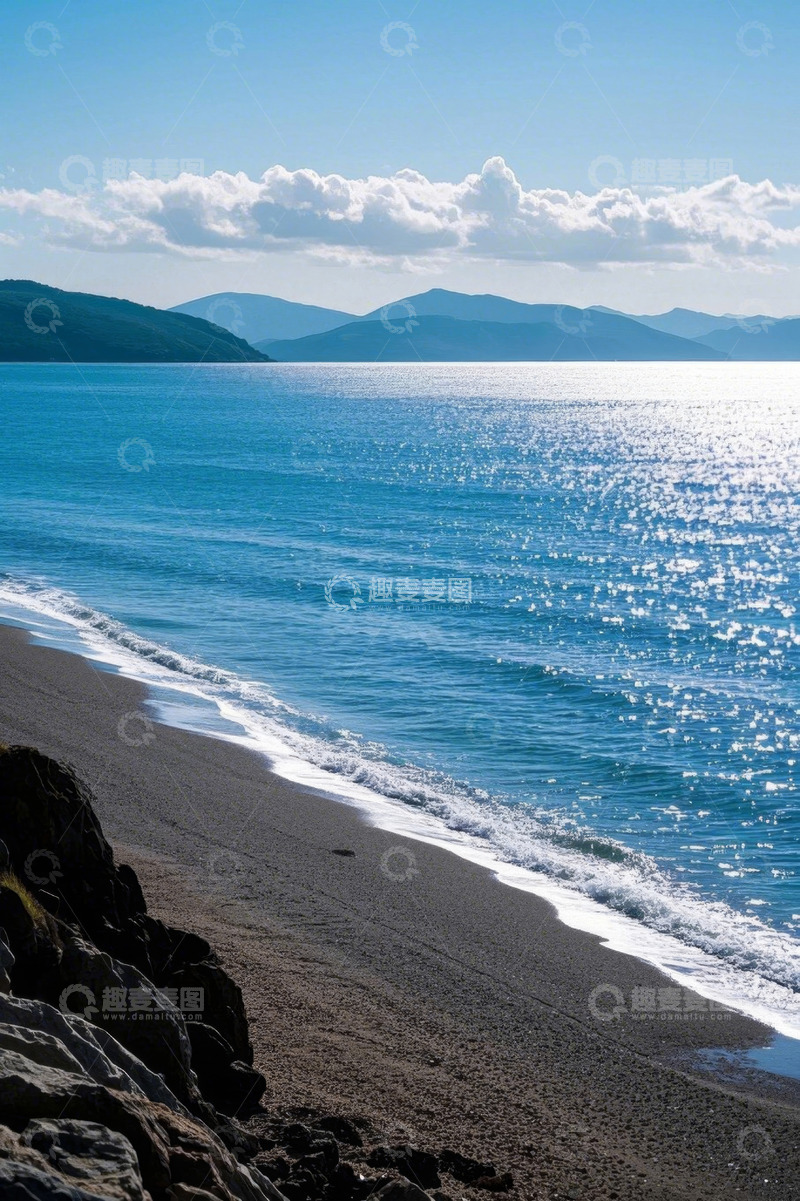 高清大图下载【趣麦麦图】海滩边波光粼粼的蓝色海洋