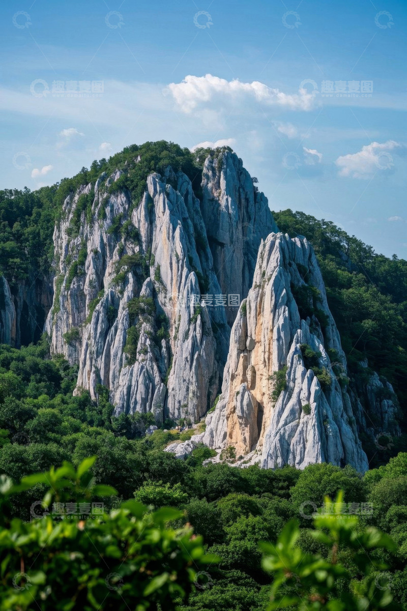 高清大图下载【趣麦麦图】森林环绕的岩石山峰景观