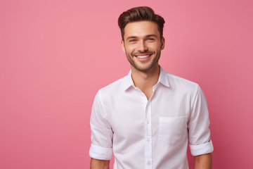 微笑男士粉色背景半身像