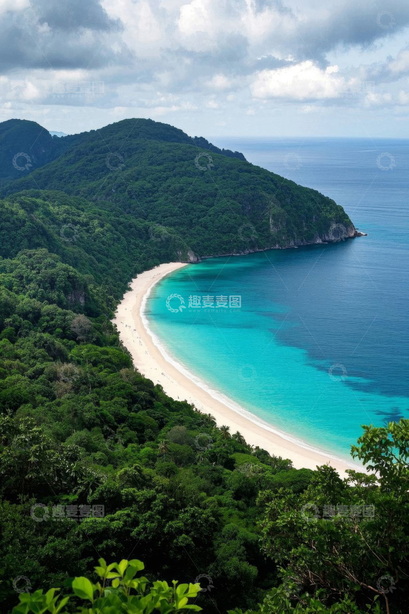 高清大图下载【趣麦麦图】海岸边葱郁山林与沙滩景观