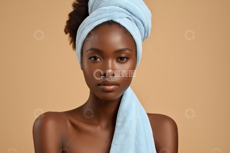 高清大图下载【趣麦麦图】裹蓝色毛巾的黑人女性肖像