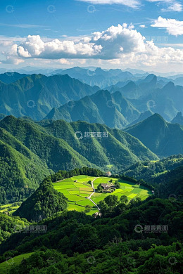 山间田野与青山全景