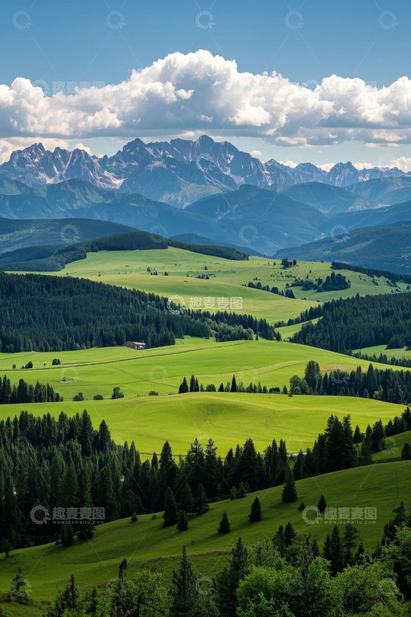高清大图下载【趣麦麦图】绿色山丘与远处山脉风景