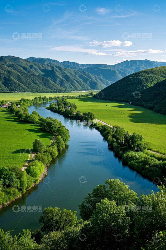 青山绿水间蜿蜒河流风景
