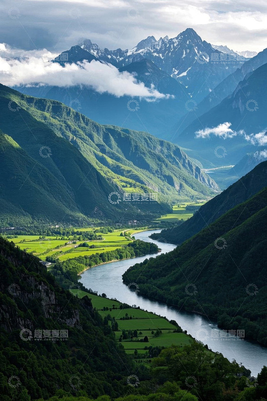 山谷河流与远处雪山景观