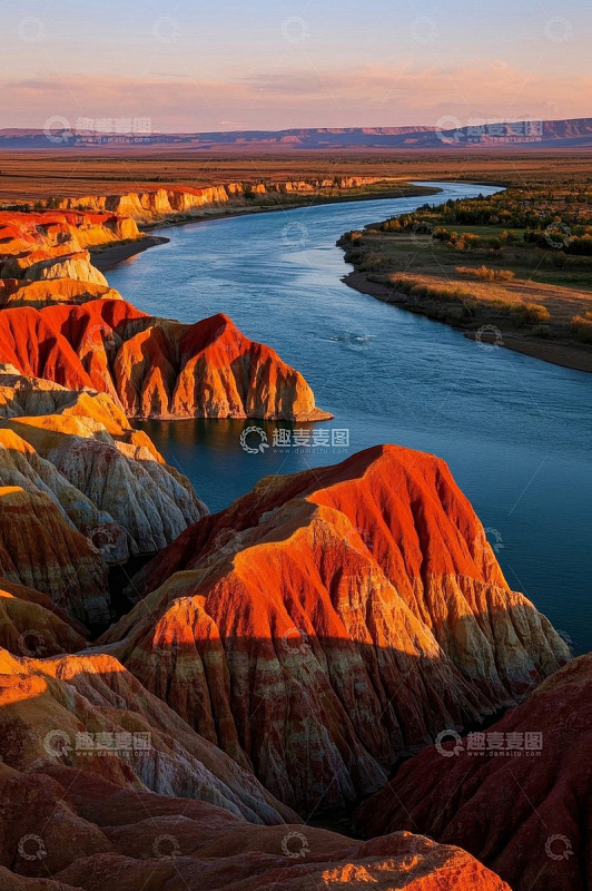 五彩山峦与蜿蜒河流风景