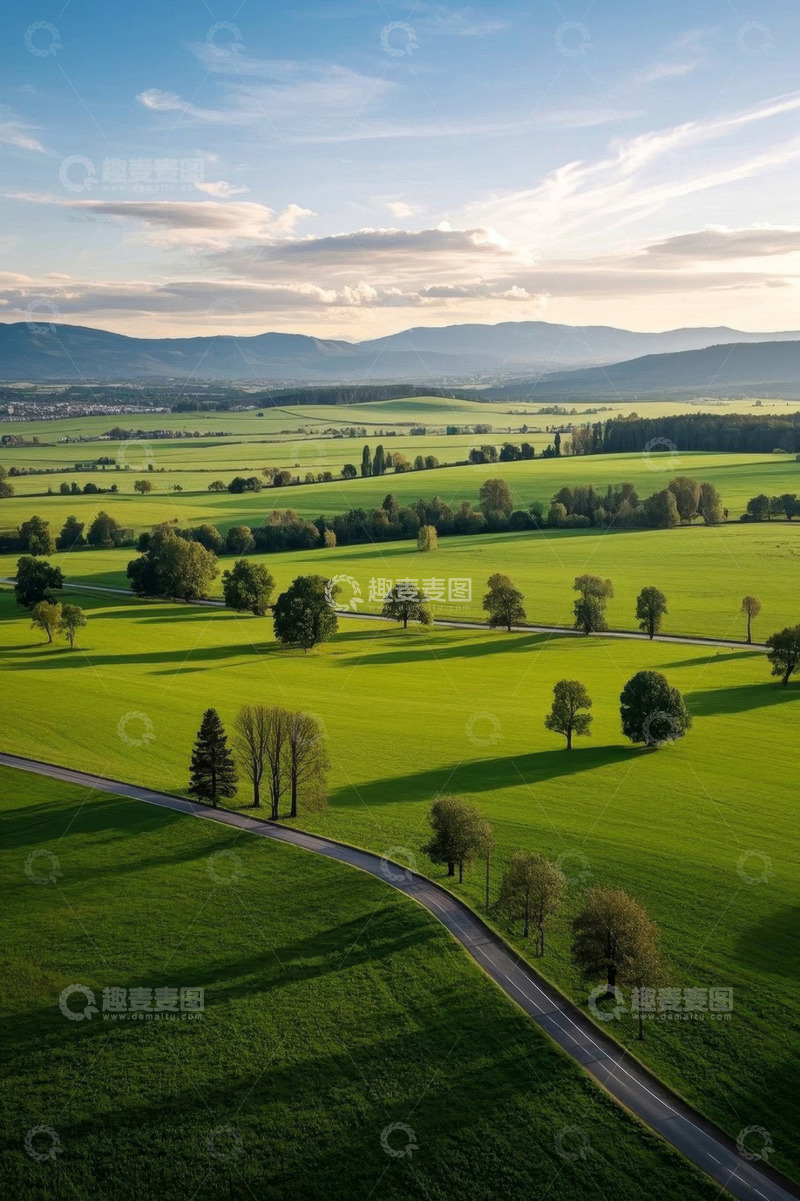高清大图下载【趣麦麦图】航拍广袤绿色田野与道路景观