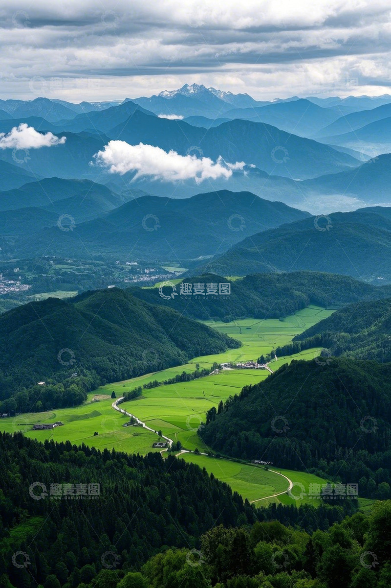 高清大图下载【趣麦麦图】山景下的绿色田野与森林