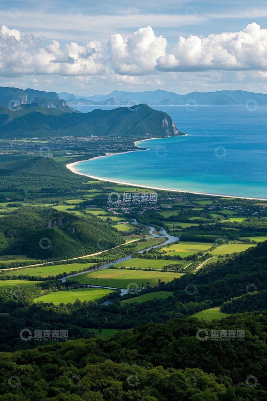 俯瞰山海间的绿色原野与海滩