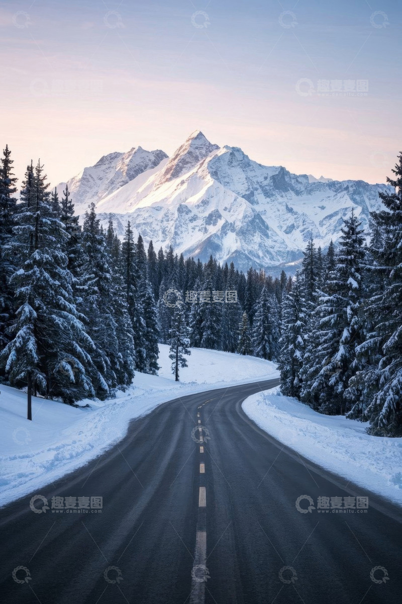 高清大图下载【趣麦麦图】冬日雪山下的林间公路