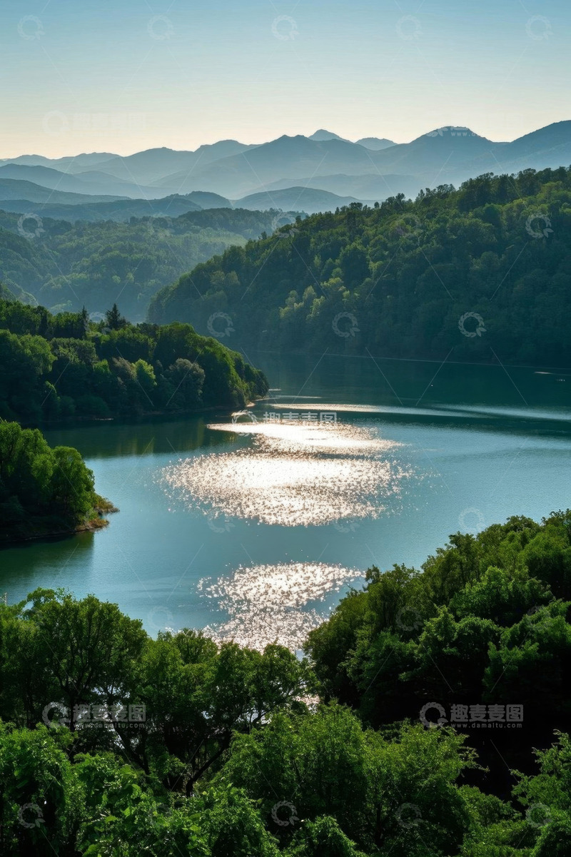 高清大图下载【趣麦麦图】山林间波光粼粼的湖泊景观