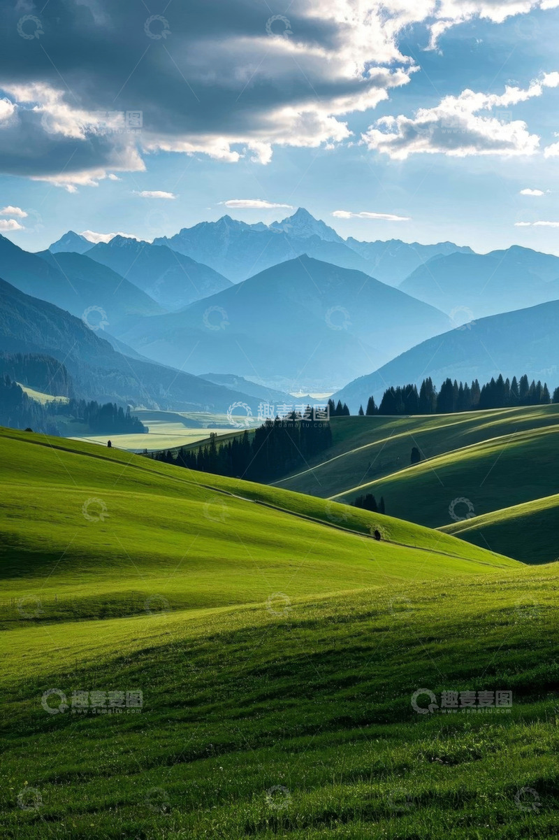 高清大图下载【趣麦麦图】绿色山丘与远处山脉风景