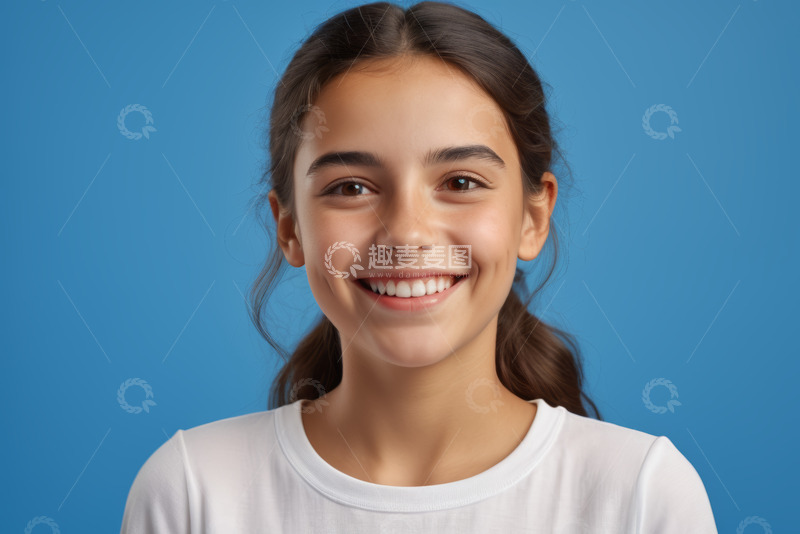 高清大图下载【趣麦麦图】微笑女孩蓝色背景肖像