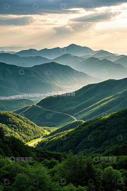山谷间蜿蜒公路与山景