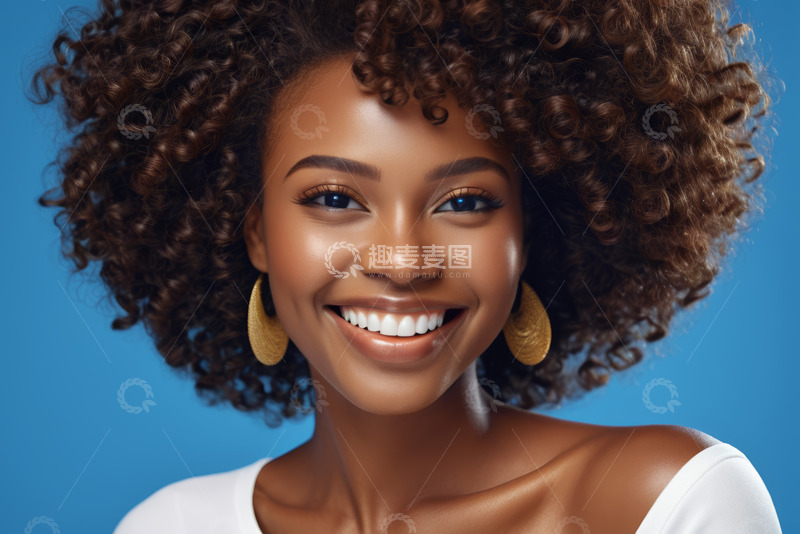 高清大图下载【趣麦麦图】微笑的非洲裔年轻女性肖像