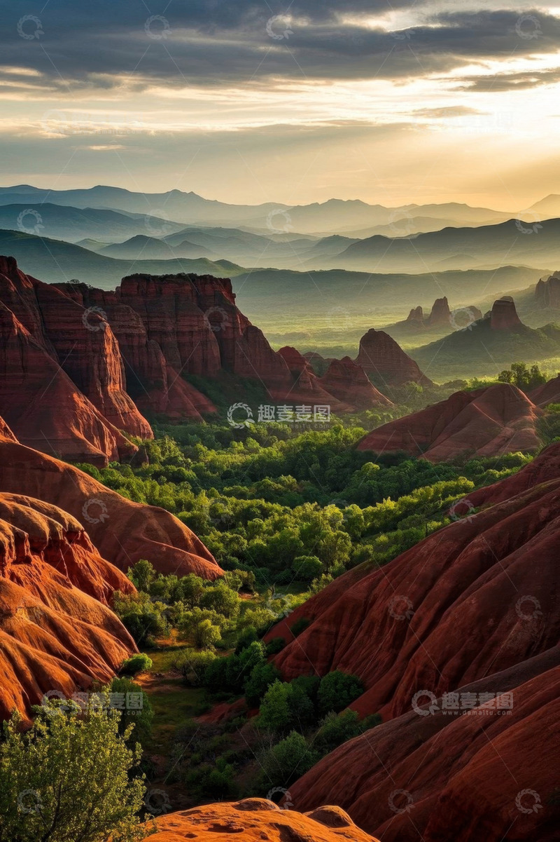高清大图下载【趣麦麦图】红岩石山脉与绿色植被景观
