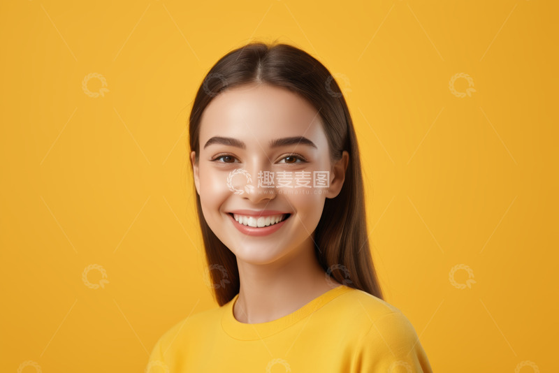 高清大图下载【趣麦麦图】穿黄衣微笑女孩特写