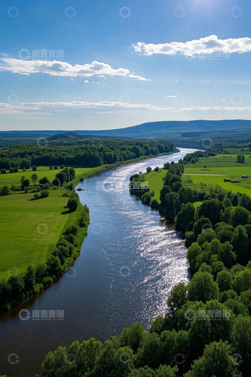 高清大图下载【趣麦麦图】河流穿越绿色森林航拍景象