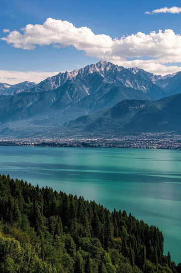 高山湖泊自然风光全景