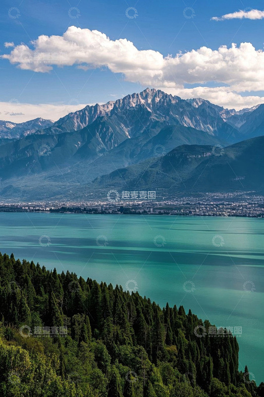 高山湖泊自然风光全景