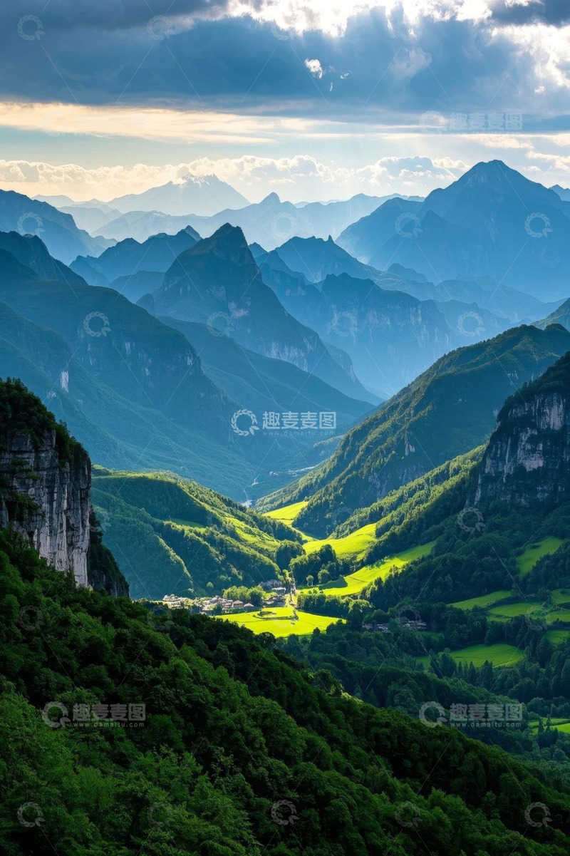 高清大图下载【趣麦麦图】山谷间起伏山峦与绿野景观