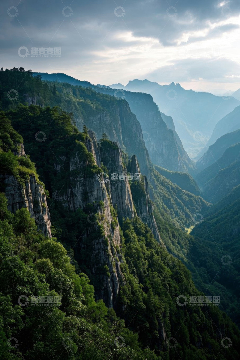 高清大图下载【趣麦麦图】壮丽山景与葱郁森林风光
