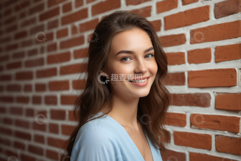 高清大图下载【趣麦麦图】微笑女子砖墙前肖像