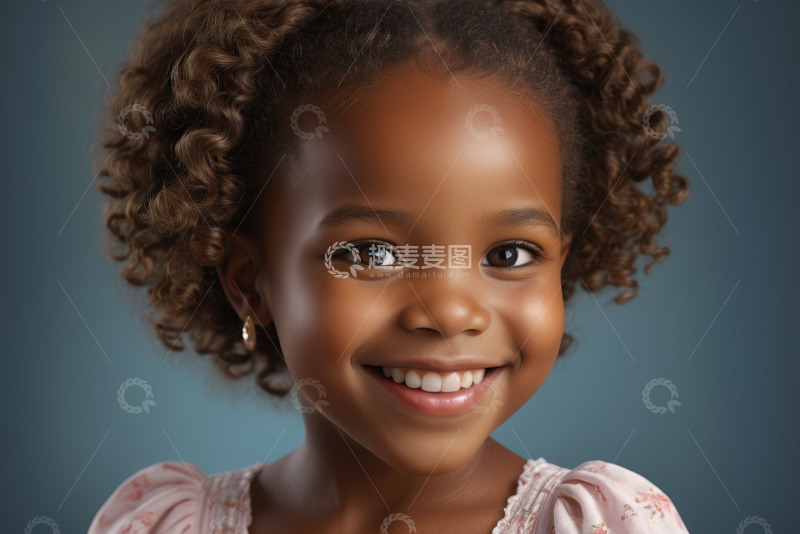 高清大图下载【趣麦麦图】微笑非洲裔小女孩肖像