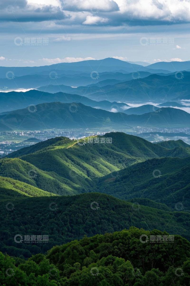 高清大图下载【趣麦麦图】群山环绕的绿色山林风景