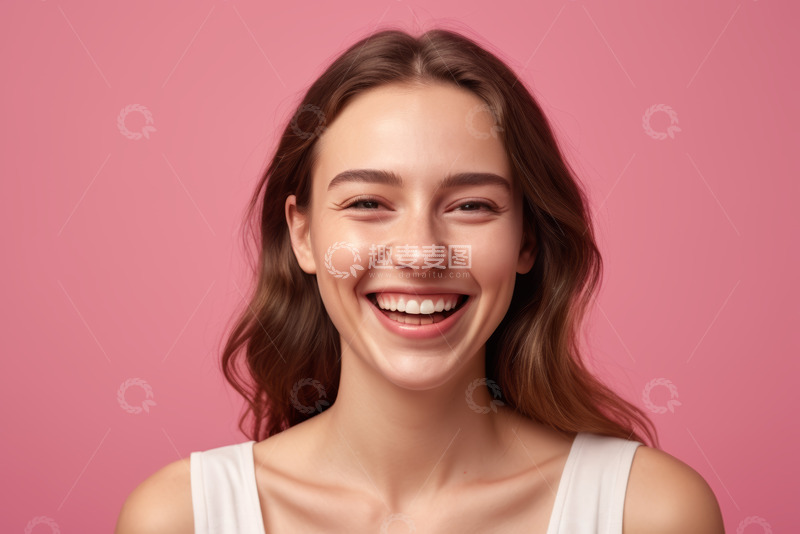高清大图下载【趣麦麦图】年轻女子粉色背景微笑肖像