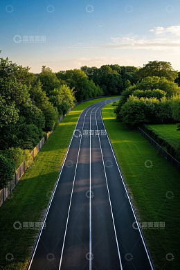 林间蜿蜒公路鸟瞰图