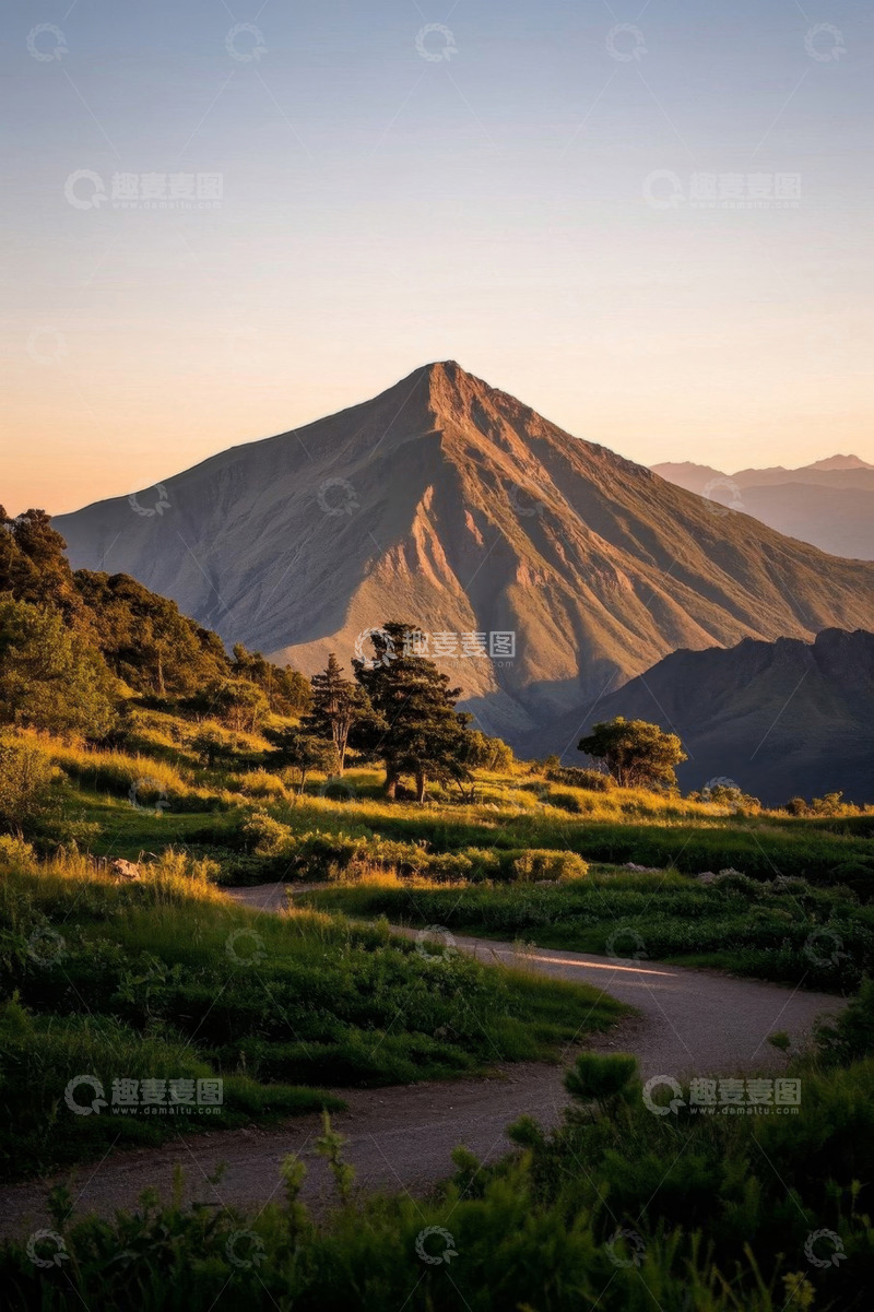高清大图下载【趣麦麦图】山间小道旁的壮美山峰景观