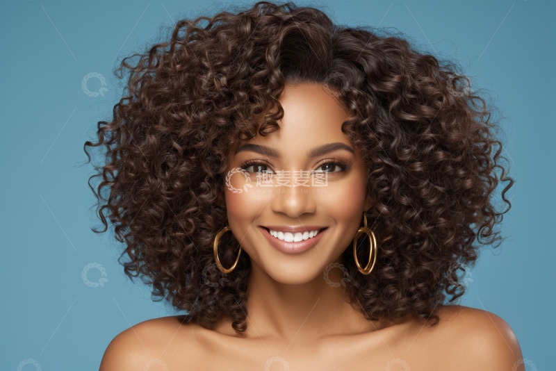 高清大图下载【趣麦麦图】微笑的卷发女性肖像