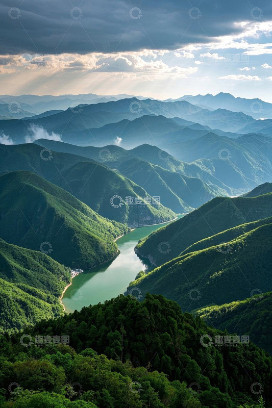 山间河谷自然风光全景