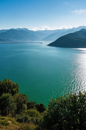 山水相依的户外湖景风光