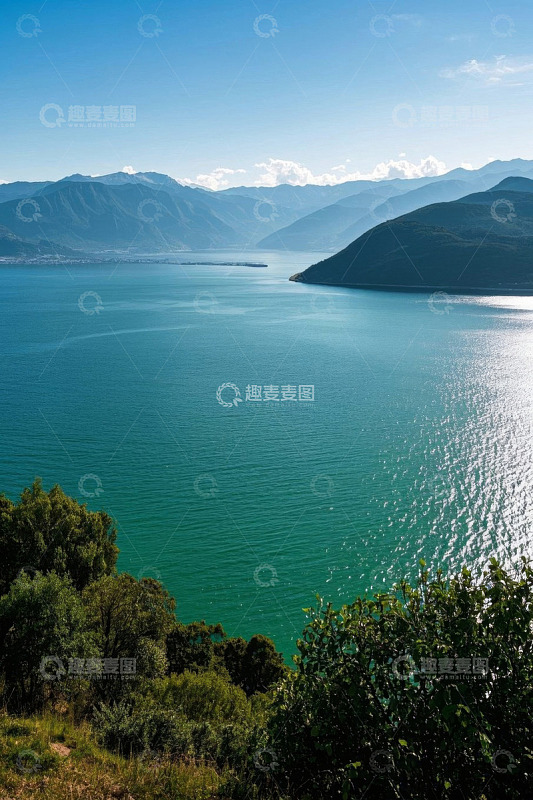 山水相依的户外湖景风光