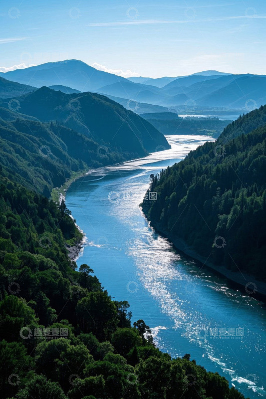 山谷间蜿蜒河流自然风光