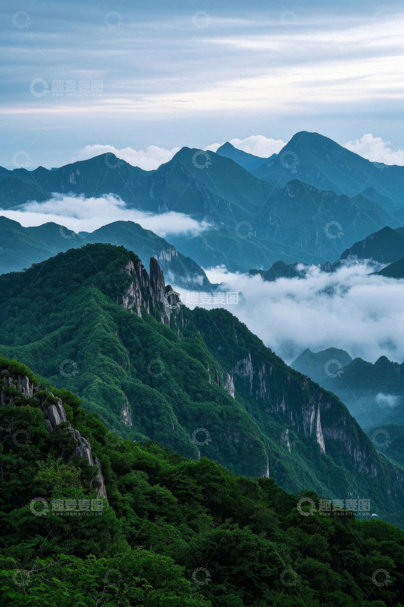 高清大图下载【趣麦麦图】云雾缭绕的青山景观