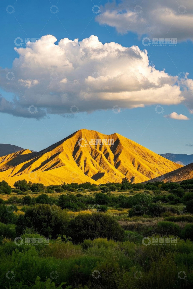 高清大图下载【趣麦麦图】蓝天之下的金黄山脉与绿植景观