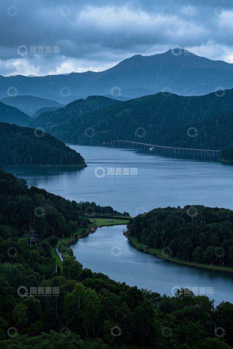 高清大图下载【趣麦麦图】雨中山水湖泊森林景观