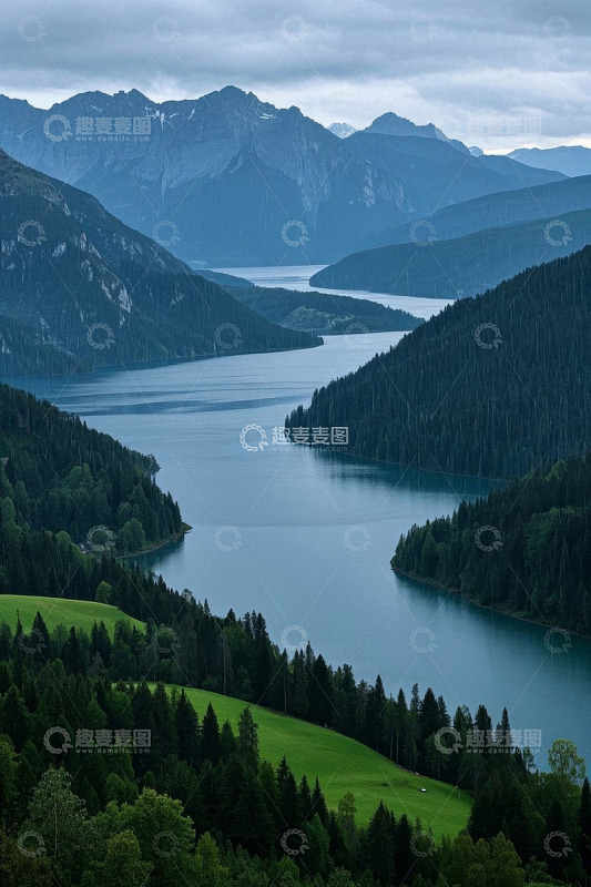 山间湖泊与森林自然景观