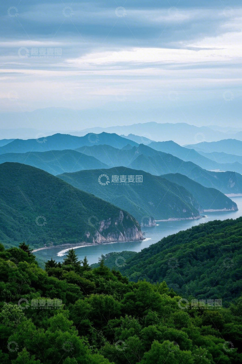 高清大图下载【趣麦麦图】青山绿水环绕的山间风景