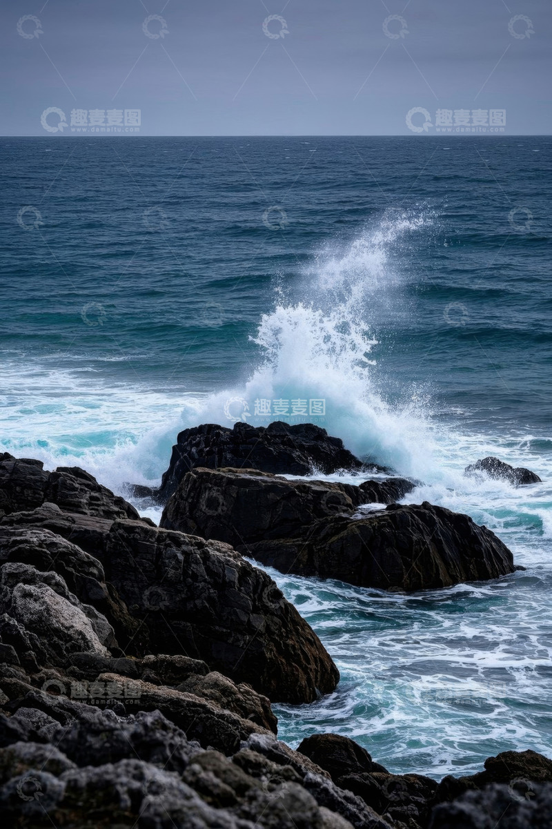 高清大图下载【趣麦麦图】海浪拍打海岸岩石场景