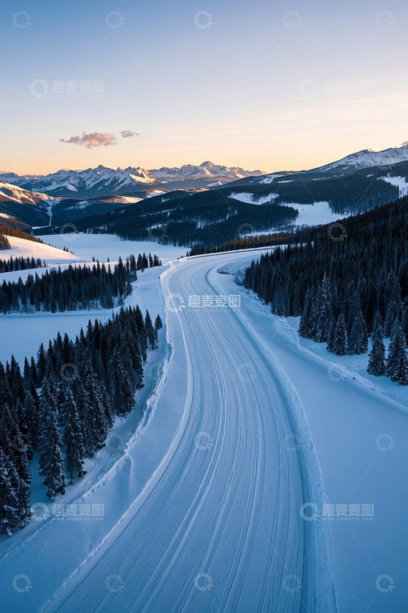 高清大图下载【趣麦麦图】雪后山间公路全景