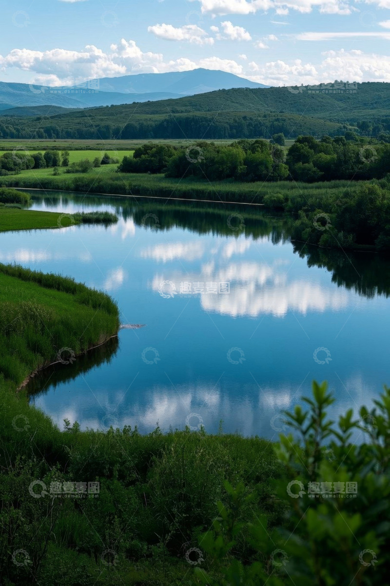 高清大图下载【趣麦麦图】自然风光河流与远处山峦景色