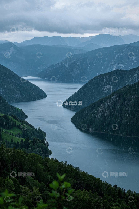 山间湖泊自然风光